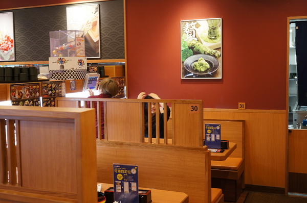 くら寿司藏壽司 Kura Sushi(松江南京店):(胖樺食記)台北市松江南京站くら寿司藏壽司Kura Sushi。物超所值迴轉壽司搭配高噱頭扭蛋。