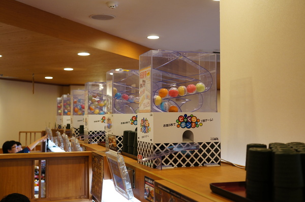 くら寿司藏壽司 Kura Sushi(松江南京店):(胖樺食記)台北市松江南京站くら寿司藏壽司Kura Sushi。物超所值迴轉壽司搭配高噱頭扭蛋。