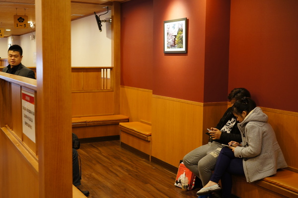 くら寿司藏壽司 Kura Sushi(松江南京店):(胖樺食記)台北市松江南京站くら寿司藏壽司Kura Sushi。物超所值迴轉壽司搭配高噱頭扭蛋。