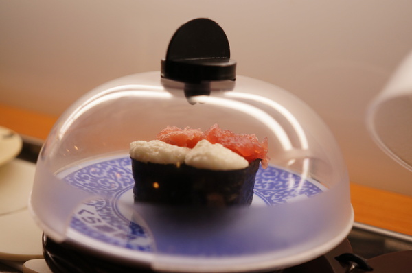 くら寿司藏壽司 Kura Sushi(松江南京店):(胖樺食記)台北市松江南京站くら寿司藏壽司Kura Sushi。物超所值迴轉壽司搭配高噱頭扭蛋。