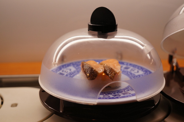 くら寿司藏壽司 Kura Sushi(松江南京店):(胖樺食記)台北市松江南京站くら寿司藏壽司Kura Sushi。物超所值迴轉壽司搭配高噱頭扭蛋。