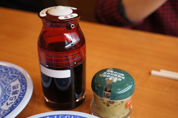 くら寿司藏壽司 Kura Sushi(松江南京店):(胖樺食記)台北市松江南京站くら寿司藏壽司Kura Sushi。物超所值迴轉壽司搭配高噱頭扭蛋。