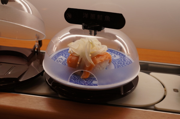 くら寿司藏壽司 Kura Sushi(松江南京店):(胖樺食記)台北市松江南京站くら寿司藏壽司Kura Sushi。物超所值迴轉壽司搭配高噱頭扭蛋。