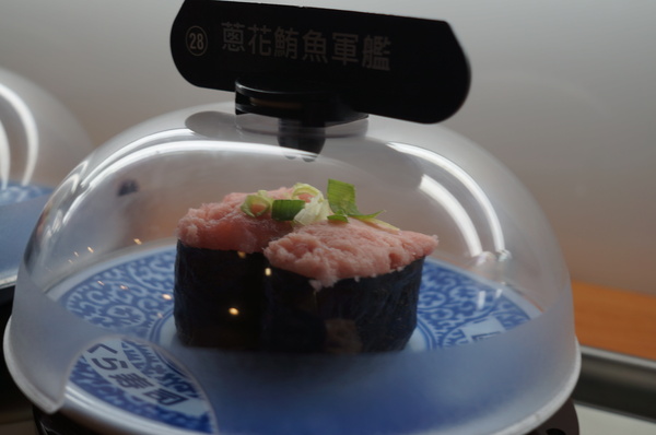 くら寿司藏壽司 Kura Sushi(松江南京店):(胖樺食記)台北市松江南京站くら寿司藏壽司Kura Sushi。物超所值迴轉壽司搭配高噱頭扭蛋。