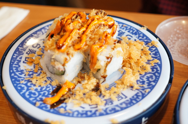 くら寿司藏壽司 Kura Sushi(松江南京店):(胖樺食記)台北市松江南京站くら寿司藏壽司Kura Sushi。物超所值迴轉壽司搭配高噱頭扭蛋。