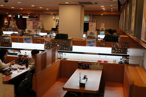 くら寿司藏壽司 Kura Sushi(松江南京店):(胖樺食記)台北市松江南京站くら寿司藏壽司Kura Sushi。物超所值迴轉壽司搭配高噱頭扭蛋。