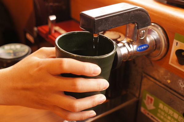 くら寿司藏壽司 Kura Sushi(松江南京店):(胖樺食記)台北市松江南京站くら寿司藏壽司Kura Sushi。物超所值迴轉壽司搭配高噱頭扭蛋。