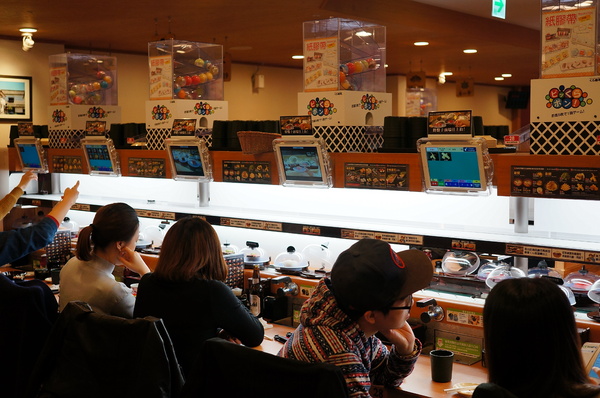 くら寿司藏壽司 Kura Sushi(松江南京店):(胖樺食記)台北市松江南京站くら寿司藏壽司Kura Sushi。物超所值迴轉壽司搭配高噱頭扭蛋。