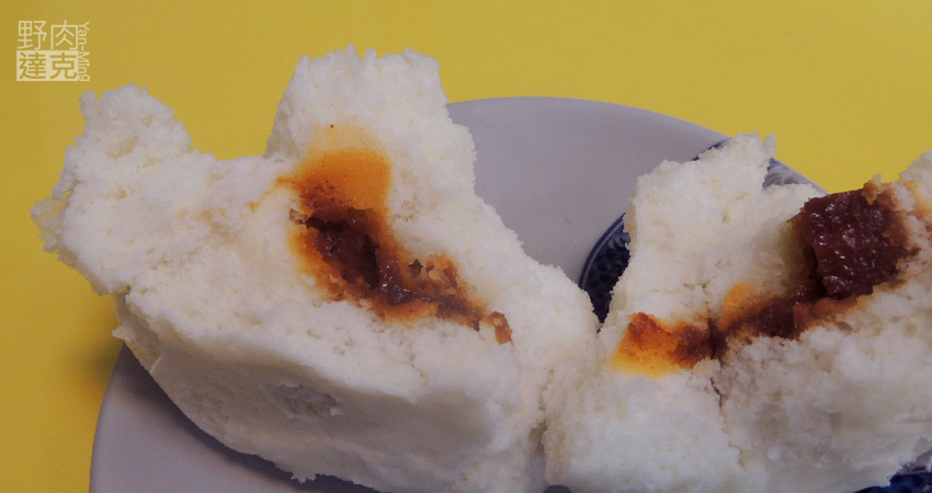 「合家素食點心」素食叉燒包撕開的樣子