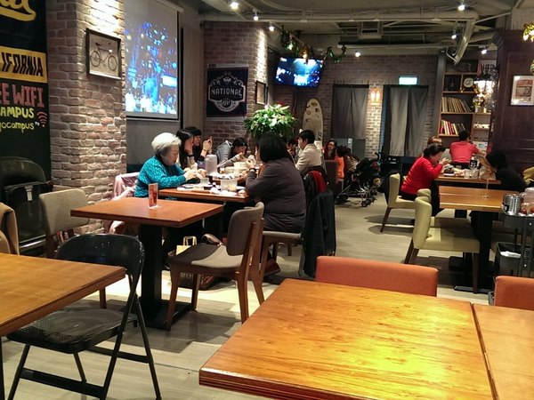 CAMPUS CAFE(忠孝店)：《台北》CAMPUS CAFE│校園新美式風味餐廳 內有活招牌@忠孝復興站