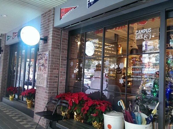CAMPUS CAFE(忠孝店)：《台北》CAMPUS CAFE│校園新美式風味餐廳 內有活招牌@忠孝復興站