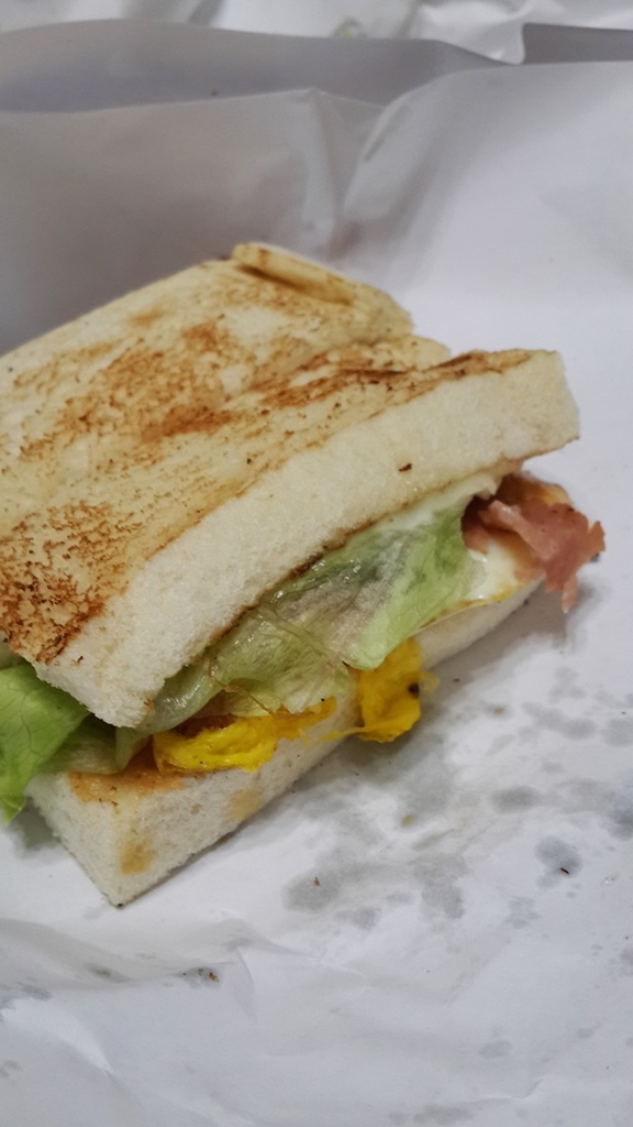 日式早餐碳烤三明治：食。新北蘆洲區。豐富一天的開始，日式碳烤土司讓你飽足又滿意