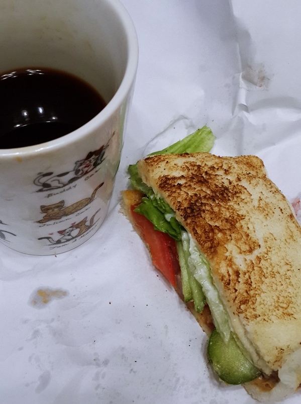 日式早餐碳烤三明治：食。新北蘆洲區。豐富一天的開始，日式碳烤土司讓你飽足又滿意