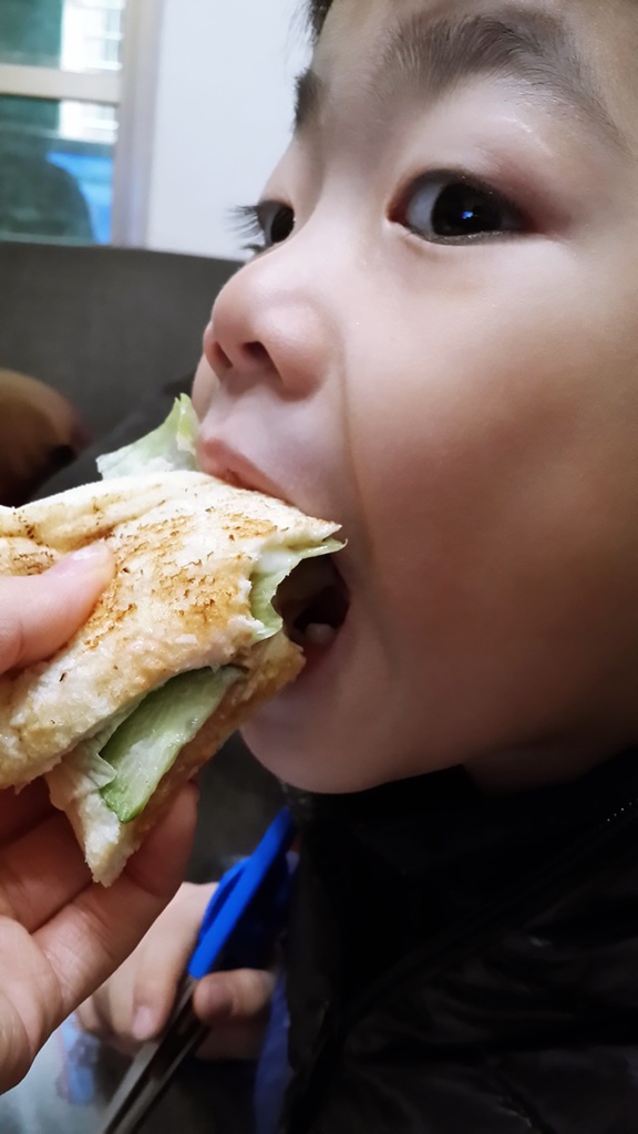 日式早餐碳烤三明治：食。新北蘆洲區。豐富一天的開始，日式碳烤土司讓你飽足又滿意