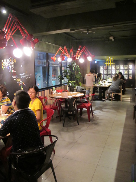 ita 義塔‧創義料理(台北重慶南店)：(食記)王品旗下新秀ita義塔‧創義料理。台北市重慶南路交通便利。餐點表現中規中矩。飲料甜點創意十足滋味普普。