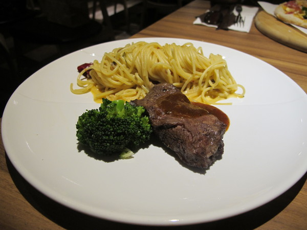 ita 義塔‧創義料理(台北重慶南店)：(食記)王品旗下新秀ita義塔‧創義料理。台北市重慶南路交通便利。餐點表現中規中矩。飲料甜點創意十足滋味普普。