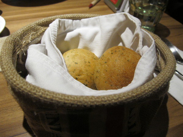 ita 義塔‧創義料理(台北重慶南店)：(食記)王品旗下新秀ita義塔‧創義料理。台北市重慶南路交通便利。餐點表現中規中矩。飲料甜點創意十足滋味普普。