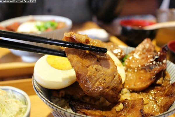 滿燒肉丼食堂(青海店)：滿燒肉丼食堂 (青海店)✪滿滿的肉好幸福~103.12.16