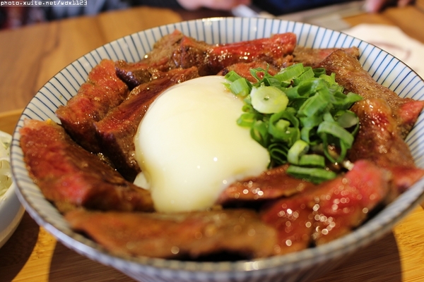 滿燒肉丼食堂(青海店)：滿燒肉丼食堂 (青海店)✪滿滿的肉好幸福~103.12.16