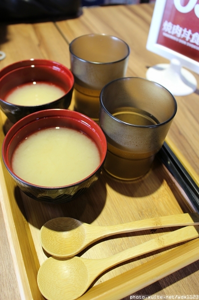 滿燒肉丼食堂(青海店)：滿燒肉丼食堂 (青海店)✪滿滿的肉好幸福~103.12.16