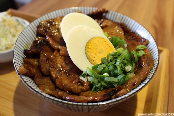 滿燒肉丼食堂(青海店)：滿燒肉丼食堂 (青海店)✪滿滿的肉好幸福~103.12.16