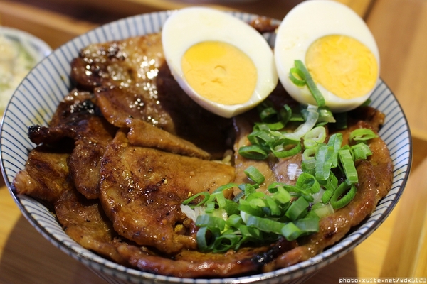 滿燒肉丼食堂(青海店)：滿燒肉丼食堂 (青海店)✪滿滿的肉好幸福~103.12.16