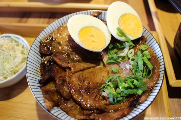 滿燒肉丼食堂(青海店)：滿燒肉丼食堂 (青海店)✪滿滿的肉好幸福~103.12.16