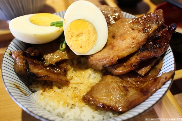 滿燒肉丼食堂(青海店)：滿燒肉丼食堂 (青海店)✪滿滿的肉好幸福~103.12.16