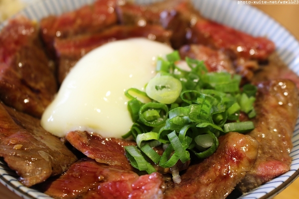 滿燒肉丼食堂(青海店)：滿燒肉丼食堂 (青海店)✪滿滿的肉好幸福~103.12.16