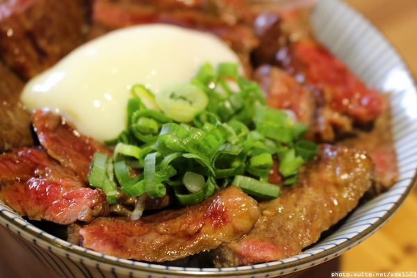 滿燒肉丼食堂(青海店)：滿燒肉丼食堂 (青海店)✪滿滿的肉好幸福~103.12.16