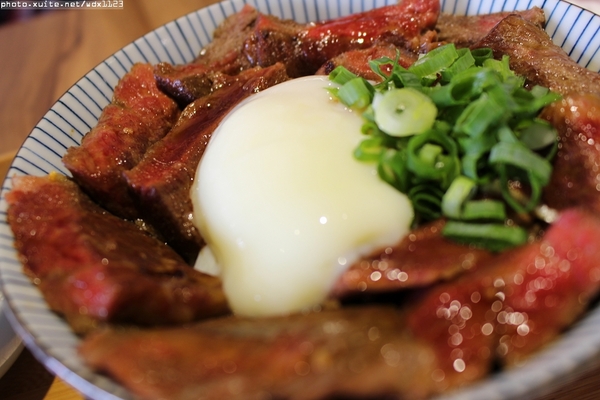 滿燒肉丼食堂(青海店)：滿燒肉丼食堂 (青海店)✪滿滿的肉好幸福~103.12.16