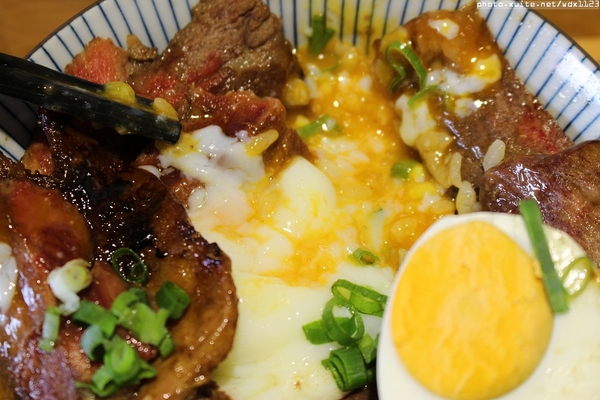 滿燒肉丼食堂(青海店)：滿燒肉丼食堂 (青海店)✪滿滿的肉好幸福~103.12.16