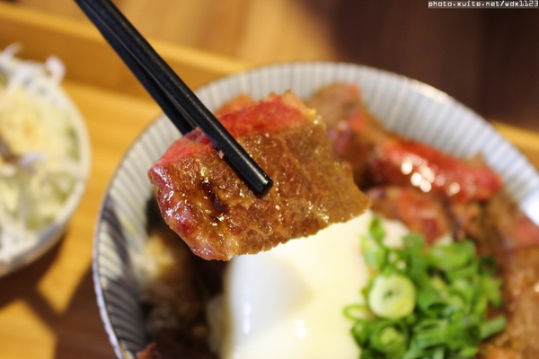 滿燒肉丼食堂(青海店)：滿燒肉丼食堂 (青海店)✪滿滿的肉好幸福~103.12.16
