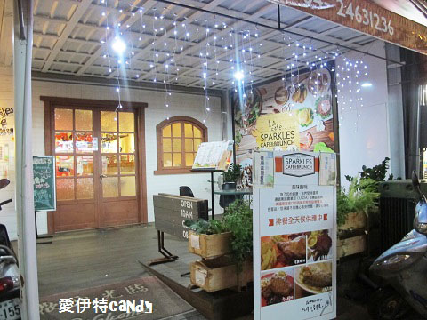 星品咖啡Sparkles Café  & Brunch：『台中東海_星品咖啡SparklesCaféBrunch』迪克蛋液流出來啦！！！雞腿排肉嫩多汁，水果茶酸甜好喝~~