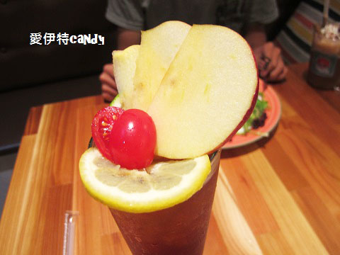 星品咖啡Sparkles Café  & Brunch：『台中東海_星品咖啡SparklesCaféBrunch』迪克蛋液流出來啦！！！雞腿排肉嫩多汁，水果茶酸甜好喝~~