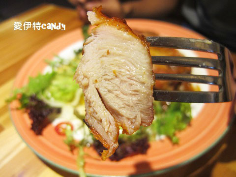 星品咖啡Sparkles Café  & Brunch：『台中東海_星品咖啡SparklesCaféBrunch』迪克蛋液流出來啦！！！雞腿排肉嫩多汁，水果茶酸甜好喝~~