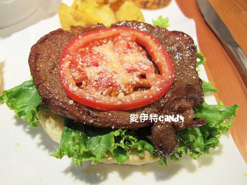 星品咖啡Sparkles Café  & Brunch：『台中東海_星品咖啡SparklesCaféBrunch』迪克蛋液流出來啦！！！雞腿排肉嫩多汁，水果茶酸甜好喝~~