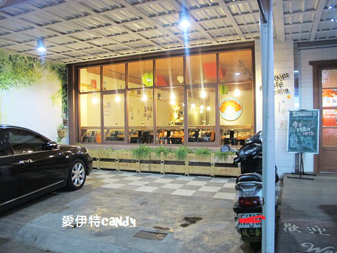 星品咖啡Sparkles Café  & Brunch：『台中東海_星品咖啡SparklesCaféBrunch』迪克蛋液流出來啦！！！雞腿排肉嫩多汁，水果茶酸甜好喝~~