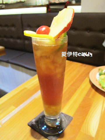 星品咖啡Sparkles Café  & Brunch：『台中東海_星品咖啡SparklesCaféBrunch』迪克蛋液流出來啦！！！雞腿排肉嫩多汁，水果茶酸甜好喝~~