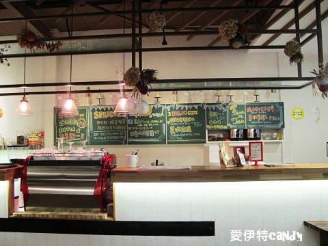 星品咖啡Sparkles Café  & Brunch：『台中東海_星品咖啡SparklesCaféBrunch』迪克蛋液流出來啦！！！雞腿排肉嫩多汁，水果茶酸甜好喝~~