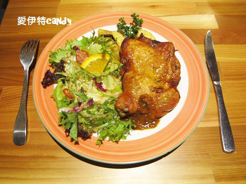 星品咖啡Sparkles Café  & Brunch：『台中東海_星品咖啡SparklesCaféBrunch』迪克蛋液流出來啦！！！雞腿排肉嫩多汁，水果茶酸甜好喝~~