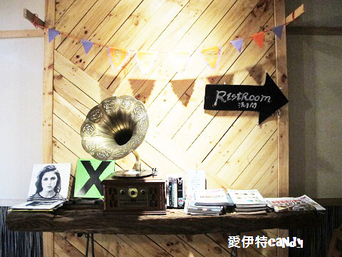 星品咖啡Sparkles Café  & Brunch：『台中東海_星品咖啡SparklesCaféBrunch』迪克蛋液流出來啦！！！雞腿排肉嫩多汁，水果茶酸甜好喝~~