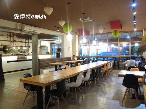 星品咖啡Sparkles Café  & Brunch：『台中東海_星品咖啡SparklesCaféBrunch』迪克蛋液流出來啦！！！雞腿排肉嫩多汁，水果茶酸甜好喝~~