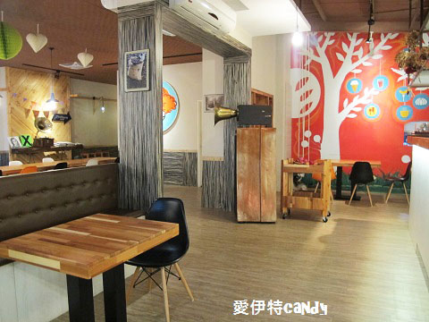 星品咖啡Sparkles Café  & Brunch：『台中東海_星品咖啡SparklesCaféBrunch』迪克蛋液流出來啦！！！雞腿排肉嫩多汁，水果茶酸甜好喝~~