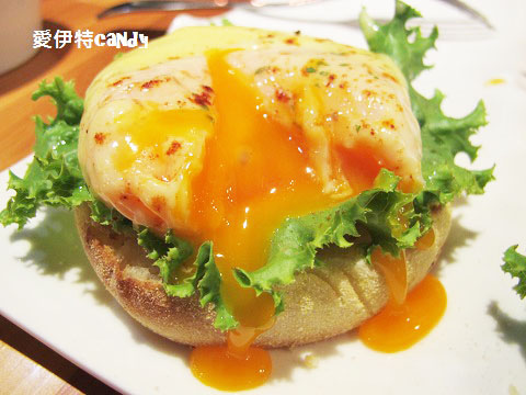 星品咖啡Sparkles Café  & Brunch：『台中東海_星品咖啡SparklesCaféBrunch』迪克蛋液流出來啦！！！雞腿排肉嫩多汁，水果茶酸甜好喝~~