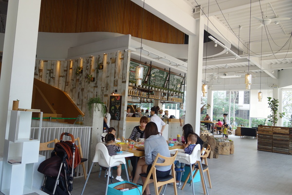 叉子ㄨ子：1031125[官本金文愛台灣]台中市西屯區叉子ㄨ子X子輕井澤新品牌挑高大空間有沙坑可玩耍現做美食拍照的好所在市議會旁