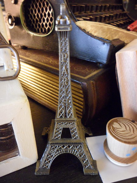 Love Peace Cafe：【台中西屯．下午茶】Love Peace Cafe ☆ 手工造型卡通馬卡龍 ☆ 甜而不膩多種選擇