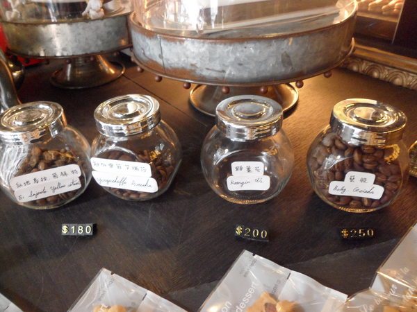 Love Peace Cafe：【台中西屯．下午茶】Love Peace Cafe ☆ 手工造型卡通馬卡龍 ☆ 甜而不膩多種選擇