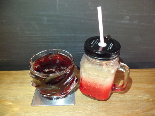 Love Peace Cafe：【台中西屯．下午茶】Love Peace Cafe ☆ 手工造型卡通馬卡龍 ☆ 甜而不膩多種選擇