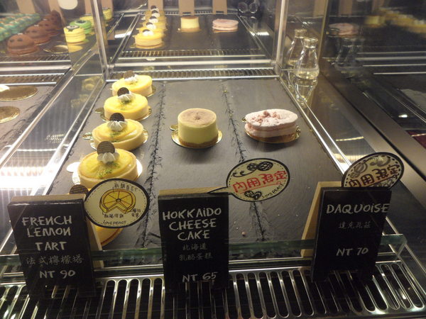 Love Peace Cafe：【台中西屯．下午茶】Love Peace Cafe ☆ 手工造型卡通馬卡龍 ☆ 甜而不膩多種選擇